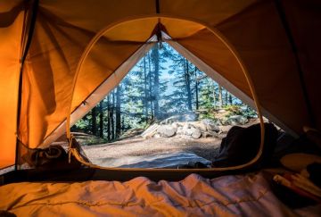 6 Must-Have Items to Keep in Your Bag for Camping